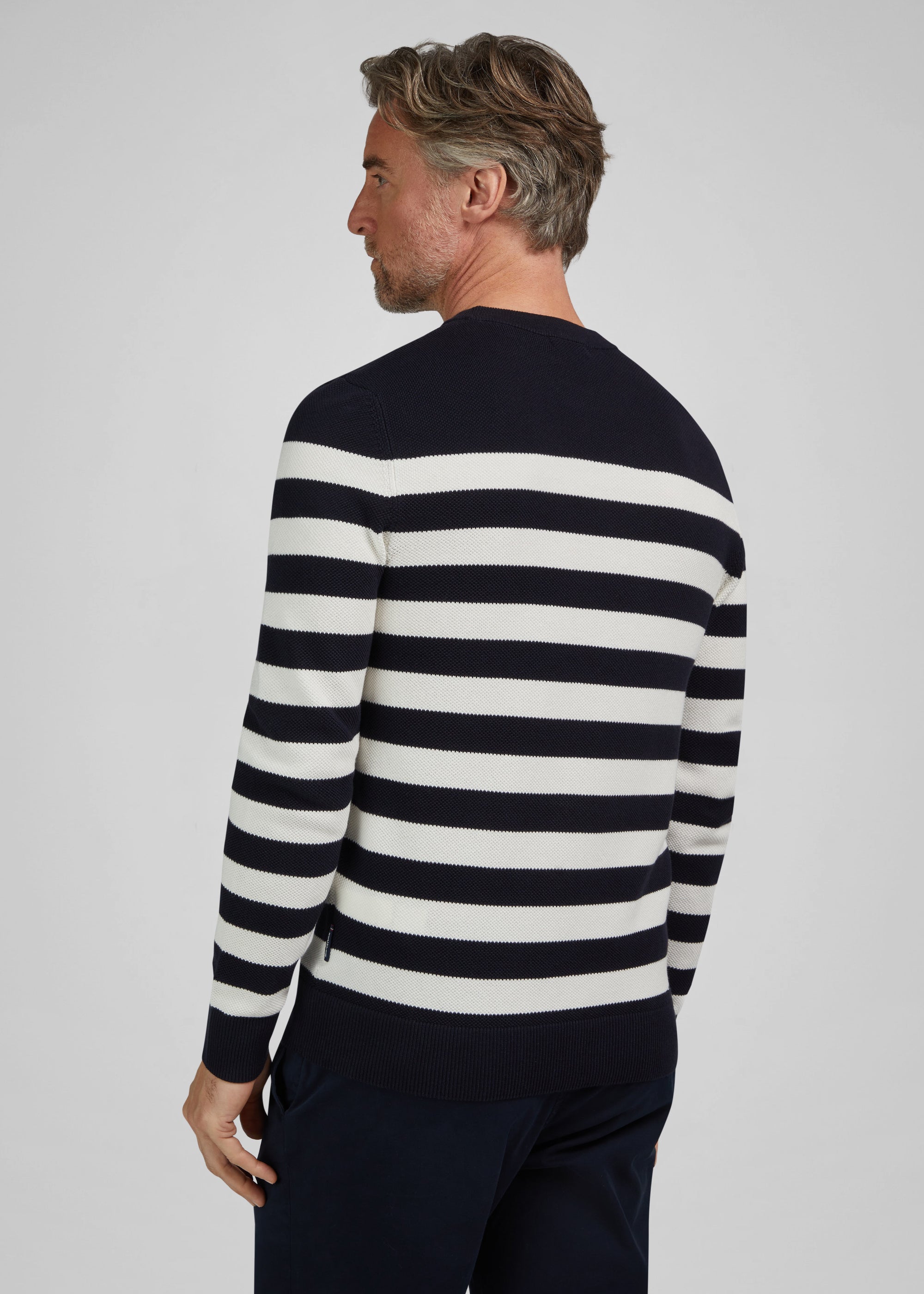 STRICK CREWNECK