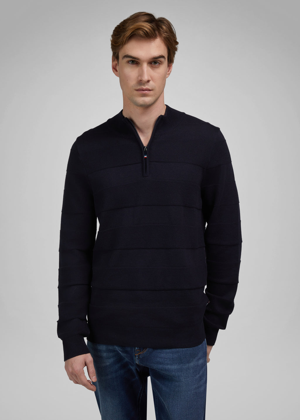 PULL EN TRICOT AVEC COL MONTANT ET FERMETURE ÉCLAIR