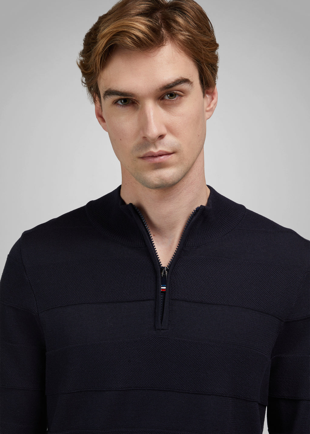PULL EN TRICOT AVEC COL MONTANT ET FERMETURE ÉCLAIR