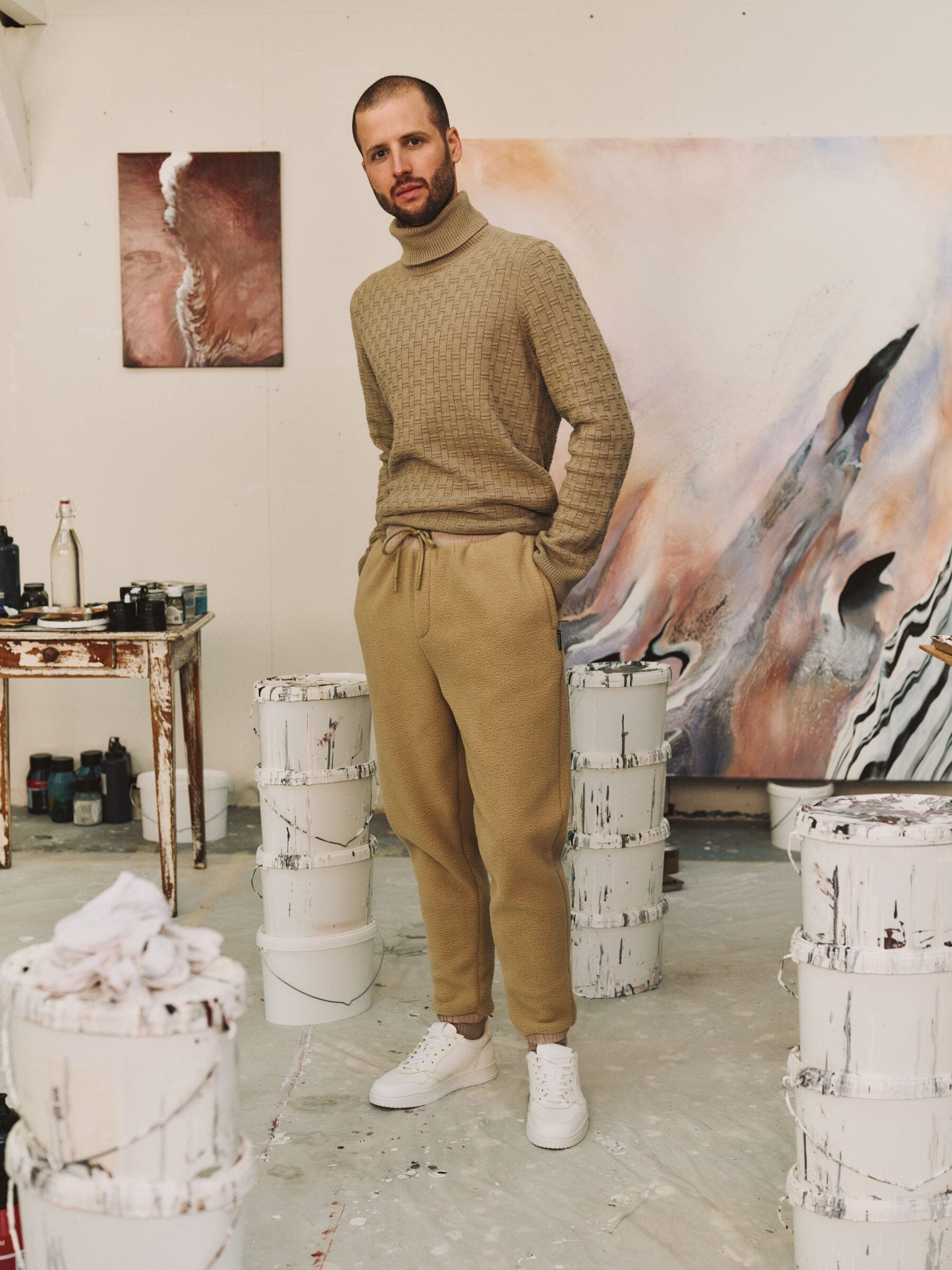Silvère Jarrosson im Atelier, Strick-Rollkragen und Hose von HECHTER PARIS