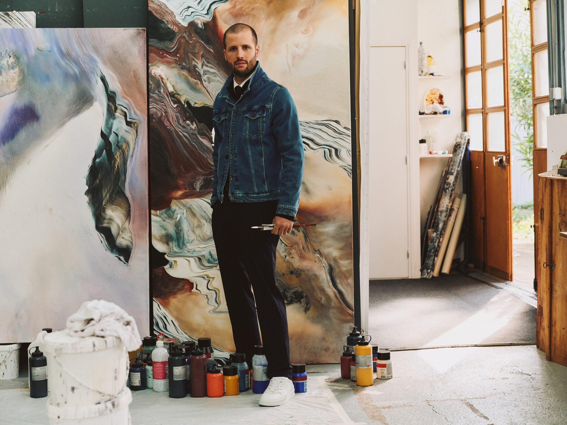 Silvère Jarrosson im Türrahmen seines Ateliers, Denim-Look von HECHTER PARIS
