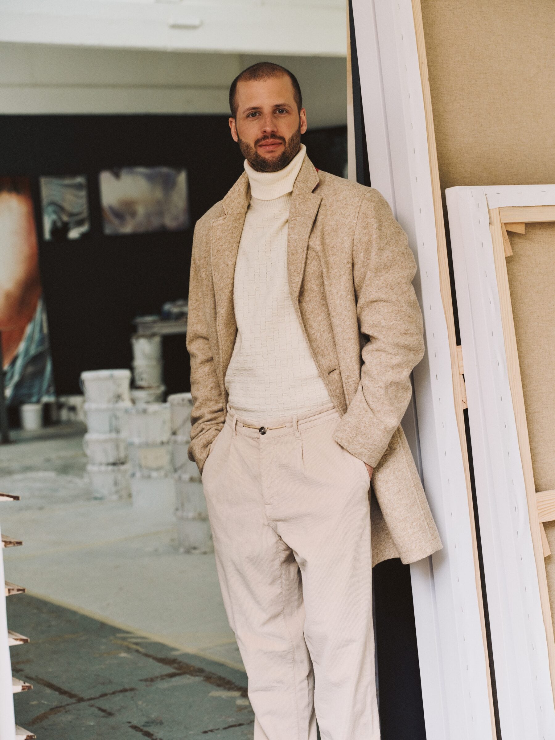 Silvère Jarrosson in hellem Wollmantel und Rollkragen von HECHTER PARIS