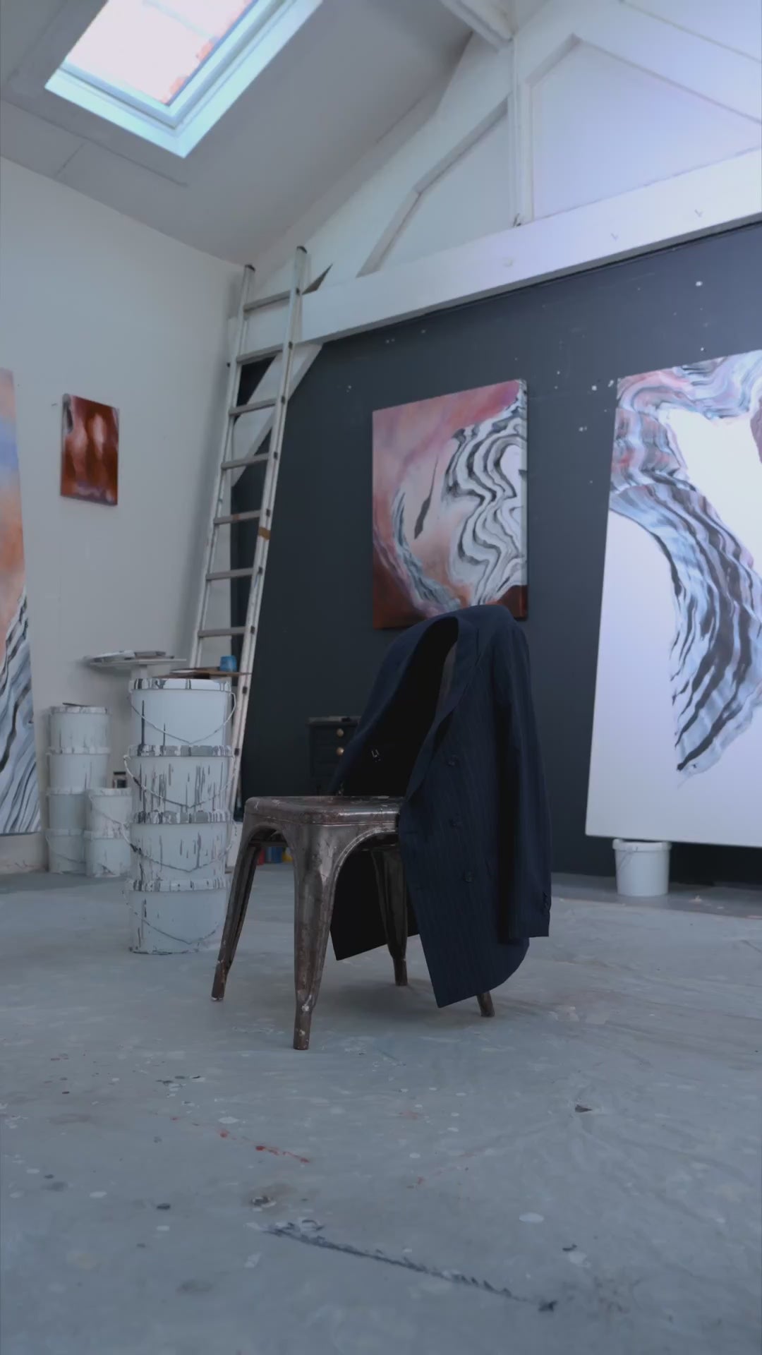 Silvère Jarosson im Atelierstuhl, Kampagnenfilm HECHTER PARIS